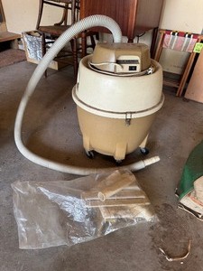 lot 120 image: Bissell Carpet Machine