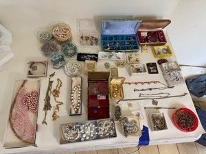 lot 58 image: Jewelry & Boxes