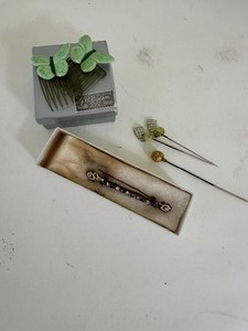 lot 59 image: Vintage HairHat Clips