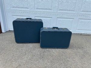 lot 141 image: Lot of (2) Vintage Suitcases