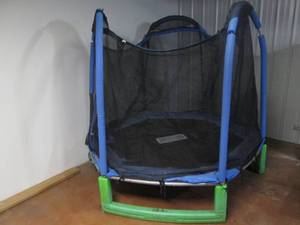 6.5ft Trampoline with padded surrou...