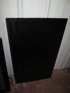 lot 8 image: Vizio 32in flat screen TV...