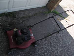 lot 28 image: Murray push mower, worked when last...