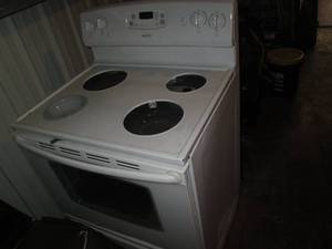 lot 59 image: Crosley Electric stove (missing coo...