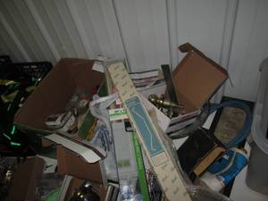 lot 73 image: Countertop content including a vari...