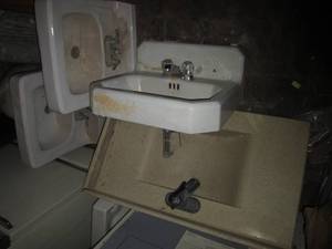 lot 83 image: Assortment of misc bathroom sinks...