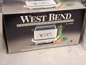 lot 583 image: West Bend 6-Quart Slow Cooker (in original packaging)