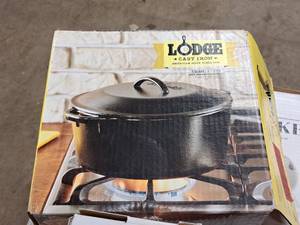 lot 585 image: Lodge Cast Iron Dutch Oven (in original packaging)