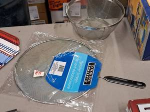 lot 605 image: Cooking Concepts Screen Collander and Splatter Screen