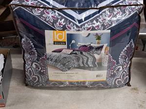 lot 630 image: Intelligent Design Twin Bed Comforter Bedding Set - Comforter, Sham, Pillow Cases