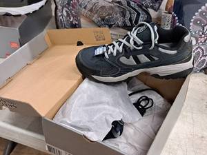 lot 631 image: Sketchers Size 8W Mens Shoes