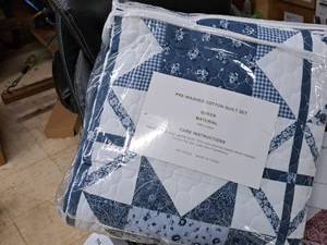 lot 669 image: Queen Size Cotton Quilt Set (BlueWhite) (in original packaging)