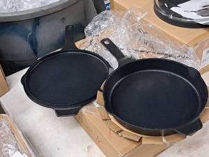 lot 727 image: Kitchen HQ 10 Cast Iron Dual Pan 2-piece