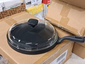 lot 728 image: Zakarian 10 Cast Iron Flat Griddle with Glass Lid