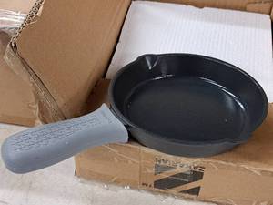 lot 729 image: Zakarian 6 Cast Iron Pan with Soft Grip Handle