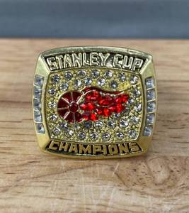 lot 50 image: New Steve Yzerman 1998 Detroit Red Wings Stanley Cup Championship Replica Ring N