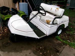 lot 4 image: American Continental Electric 3 Wheel Golf Cart