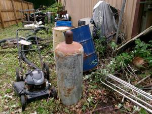 lot 8 image: Misc Roof Carrier, Street Light & Pole, 100 Gallon Propane Tanks