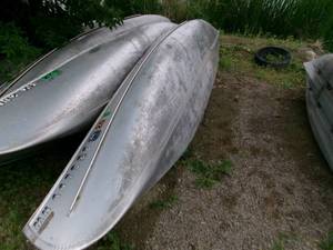lot 17 image: 1983 Alumacraft 17 Flatback Canoe