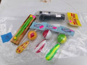 lot 40 image: Todays Tackle Mini Teaser WNorthern Crack Lures (NOS)