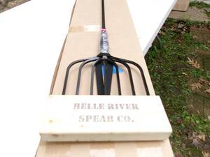 lot 53 image: Belle River 7 Prong Fish Spear (NOS)