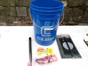 lot 122 image: Clam 6 Gallon Bucket WSeat (NOS)