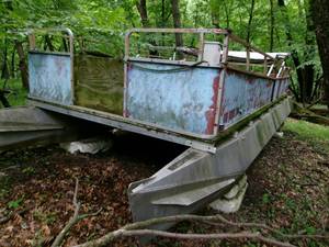 lot 134 image: 2005 Homemade 19 Pontoon W 8HP Yamaha Motor (NEEDS WORK)