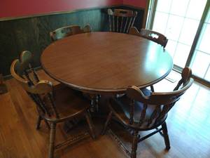 lot 12 image: Heavy Wood Pedestal Table wLeaves & 6 Chairs