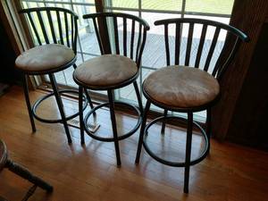 lot 13 image: Three 24 Bar Stools