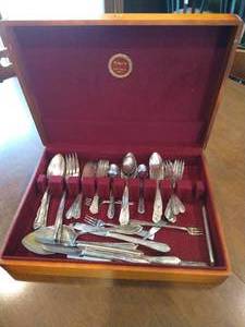 lot 14 image: Mismatched Silverplate Set w Box