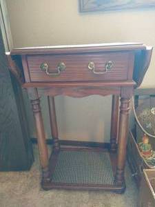 lot 33 image: Drop Leaf Accent Table