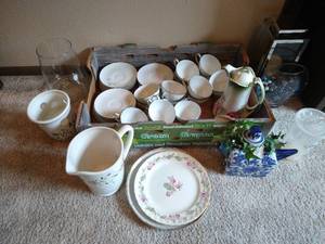lot 35 image: Pretty China & Decor Lot