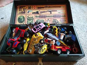 lot 39 image: J.I. Joe Toy Box w Cars