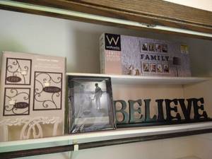 lot 49 image: Decor Lot Wall Hangings, Frames, Window Pane Hanging
