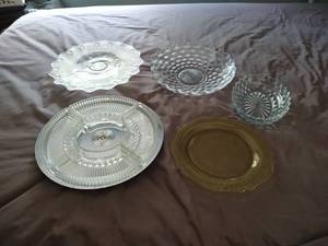 lot 56 image: Fostoria & Yellow Depression Glass Platters, Trays & Cake Stand