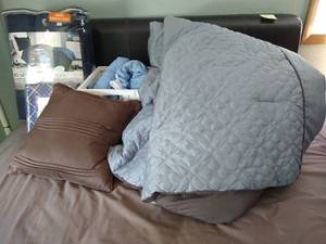 lot 60 image: Brown & Blue Bedding Lot