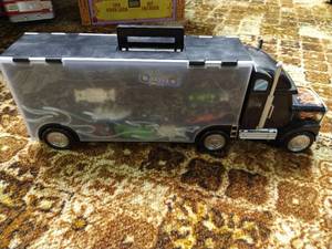 lot 89 image: Semi Hot Wheels Case & Cars