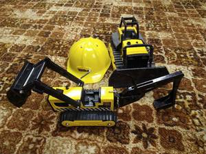 lot 101 image: Two Vintage Metal Tonka Construction Vehicles & Plastic Hard Hat