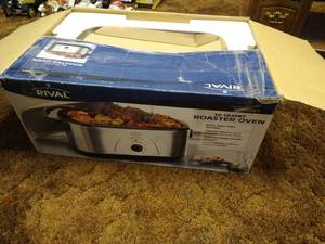 lot 105 image: 20Qt Rival Roaster Oven w Box