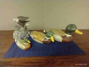 lot 113 image: Wood Ducks & Ceramic Eagle