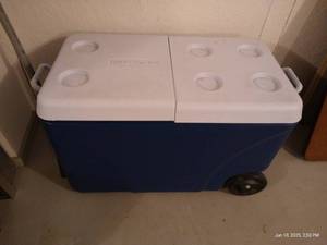 lot 129 image: Large Rubbermaid Rolling Cooler