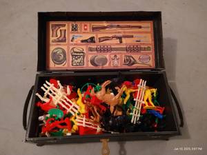 lot 147 image: JI Joe Toy Foot Locker w Toy Figurines