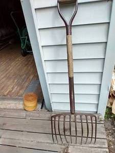 lot 184 image: Vintage Large, Heavy Duty 10-tine Pitchfork