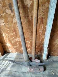 lot 185 image: Pick Axe, Sledge Hammer & Extra Sledge Hammer Head