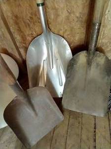 lot 198 image: Three Scoop Shovels