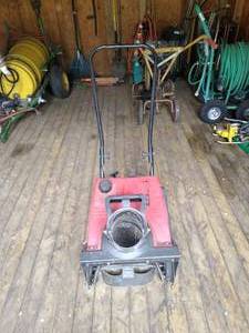 lot 217 image: Gas Powered Snow Thrower