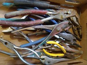 lot 281 image: Flat of Snips & Pliers