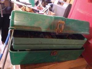 lot 282 image: Green Tool Box w Contents