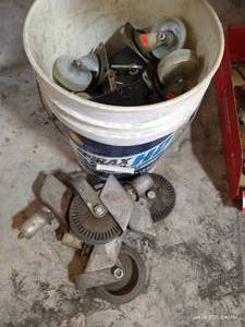 lot 336 image: Lot of Castors