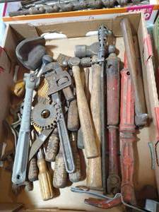 lot 355 image: Flat of Vintage Hand Tools